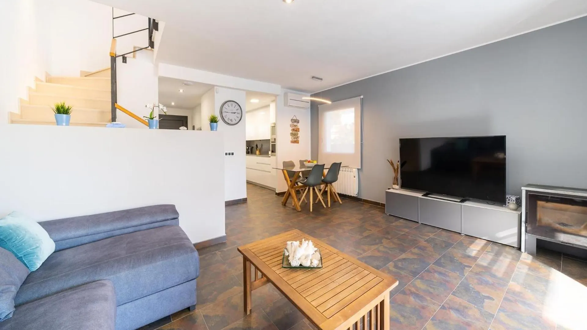 Cozy Villa With Communal Pool L' Escala